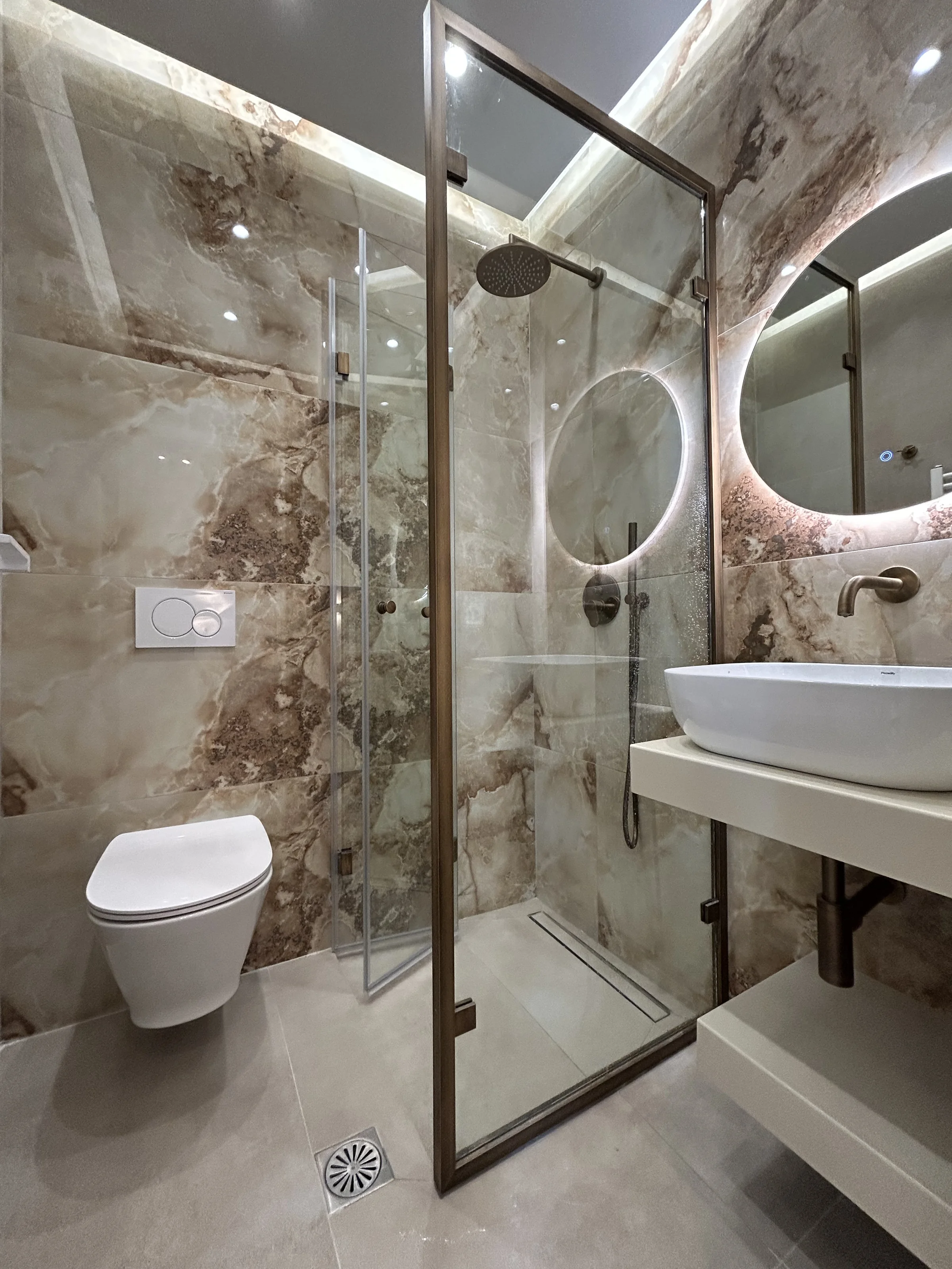 Bathroom with contemporary finishes in the Mykonos villa