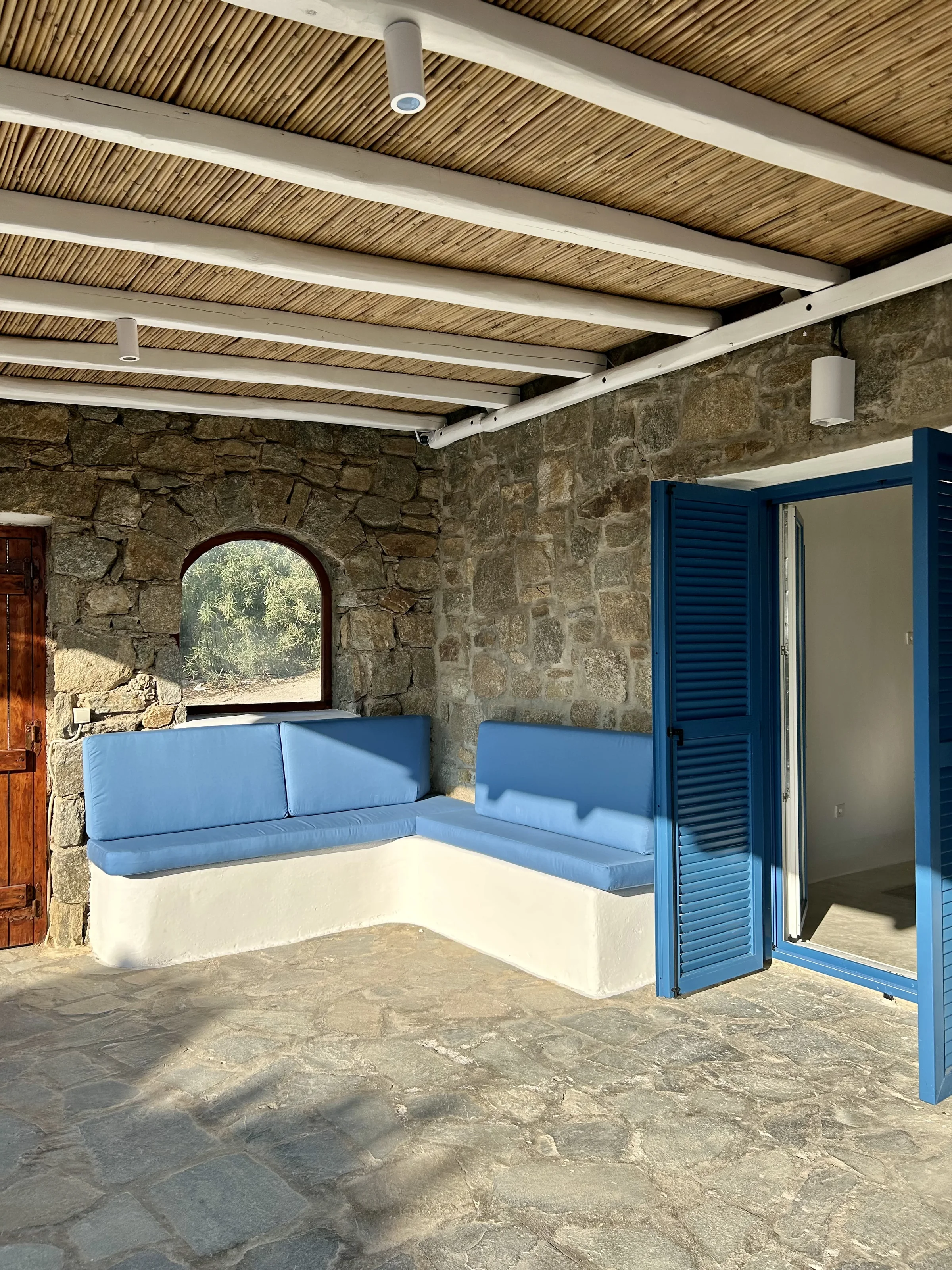 Covered outdoor lounge with built-in seating
